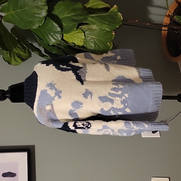 Beautiful hand knit mock neck sweater - Picture 3 of 6